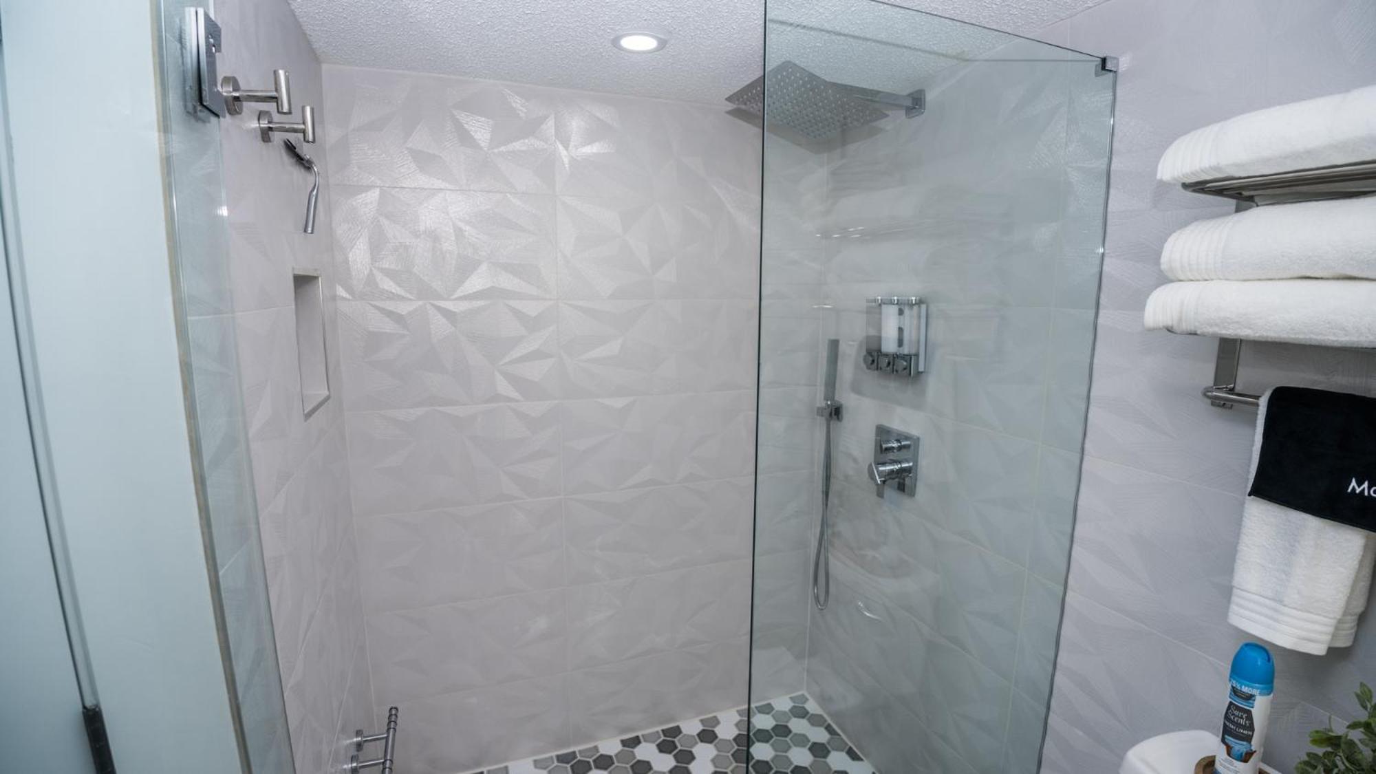 New Rental - 3Br 3Ba Corner Beachfront - 2024 Remodel - 3 Pools, Tiki Hut, Gym, Tennis Panama City Beach Esterno foto
